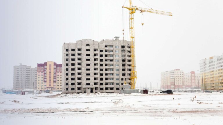 Montaža zimi: pravila ugradnje sendvič panela pri niskim temperaturama